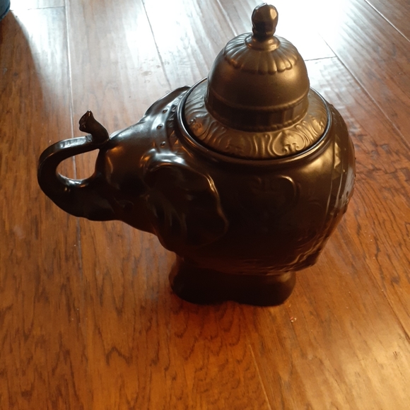 GORGEOUS NWT Z-Gallerie 13" Trunk-Up Lucky Elephant Black Ceramic Urn Vase. - Picture 2 of 10